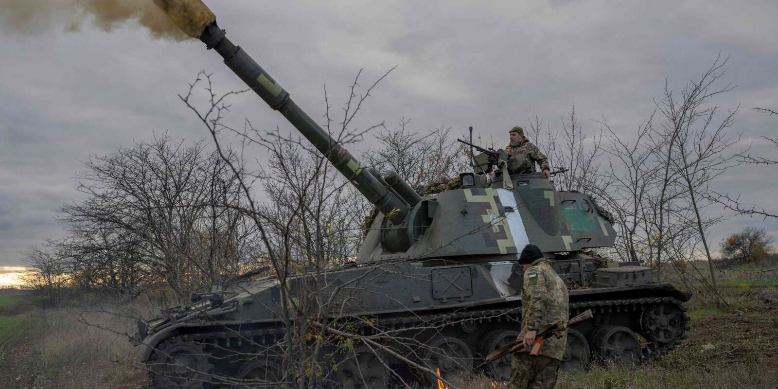Des membres d’une unité d’artillerie ukrainienne tirent en direction de Kherson, le 28 octobre 2022.