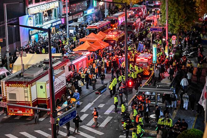 Tijdens de Halloween-stormloop in het populaire Itaewon-district van Seoel op 30 oktober 2022.