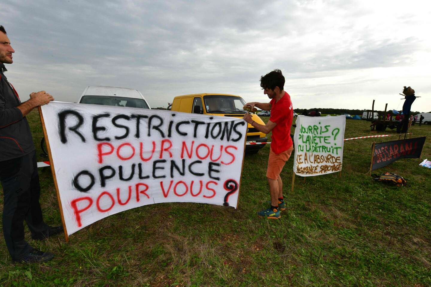 Dans les Deux-Sèvres, des milliers d’opposants pour « reboucher » une mégabassine d’eau, malgré l’interdiction