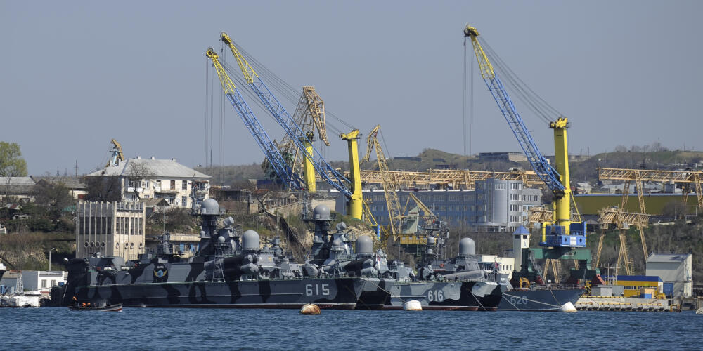 Des navires de la flotte russe, à Sébastopol, en Crimée, le 31 mars 2014.