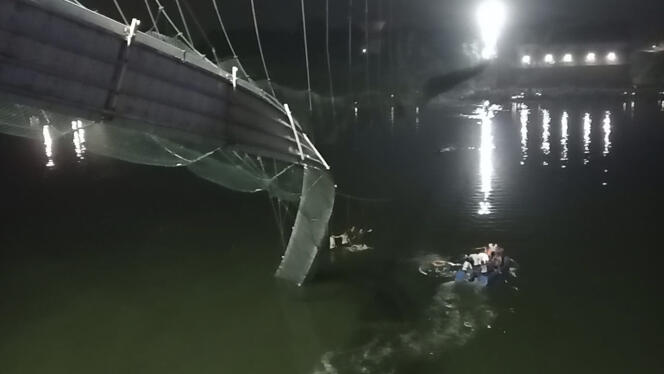 Los equipos de rescate buscan sobrevivientes en el río Machchhu cerca del puente Morbi en el estado occidental de Gujarat, India, el 30 de octubre de 2022. 