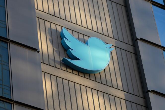 The Twitter logo on the facade of the social network's headquarters in San Francisco, California, on October 28, 2022. 