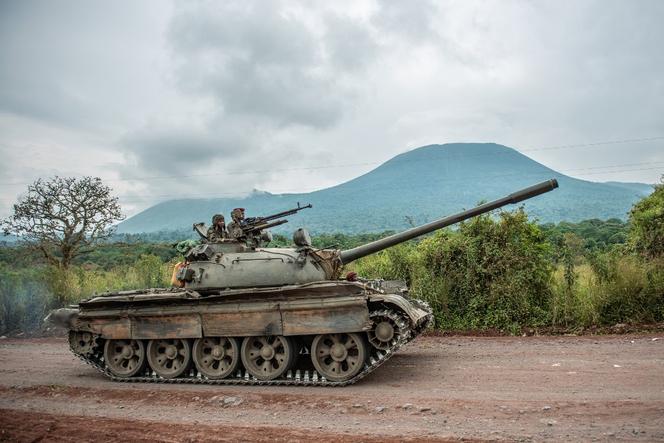 Un char de l’armée congolaise se dirige vers la ligne de front près de Kibumba, au Nord-Kivu, le 25 mai 2022, lors d’affrontements contre les rebelles du M23.