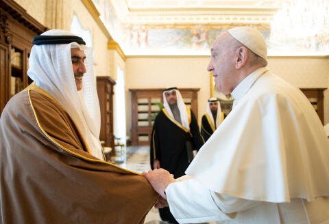 This handout photo taken and released on November 25, 2021 by the Vatican press office shows Pope Francis (R) during a private audience with Sheikh Kahlid bin Ahmed Al Khalifa, Special Envoy of His Majesty the King of Bahrain, at the Vatican. (Photo by VATICAN MEDIA / AFP)