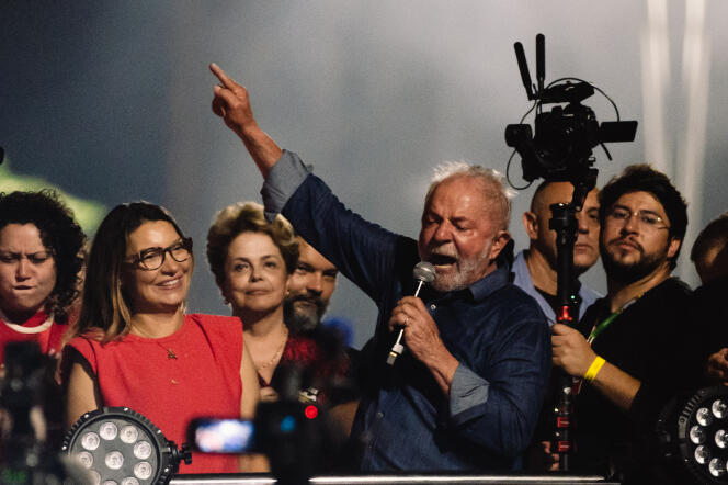 Lula s'adresse à la foule rassemblée sur l'avenue Paulista, à Sao Paulo, après l'annonce de sa victoire à l'élection présidentielle brésilienne, le 30 octobre 2022.