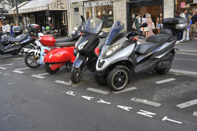Stationnement des deux-roues dans le 4ᵉ arrondissement de Paris, le 2 septembre 2022.
