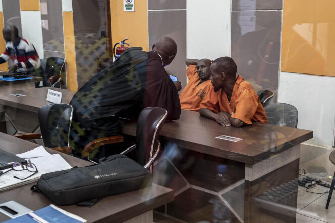 Yaouba Ousman (au centre) et Issa Salet Adoum (à droite), lors de leur procès à la Cour pénale spéciale, en Centrafrique, le 31 octobre 2022.