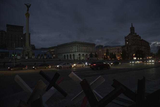La place de l’Indépendance de Kiev, plongée dans le noir au coucher du soleil, le 31 octobre 2022.