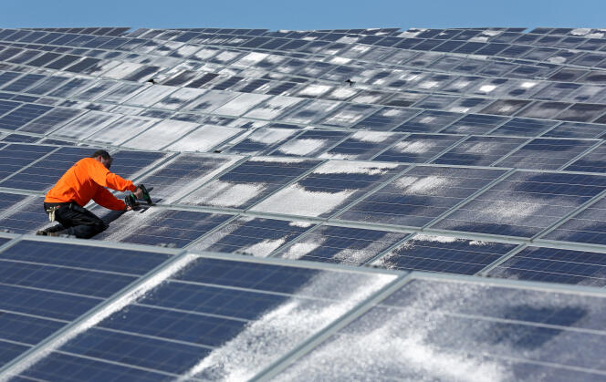 Un ouvrier d'entretien travaille sur des panneaux solaires à la société d'énergie solaire Norsol à Villaldemiro, dans le nord de l'Espagne, le 10 février 2015. 