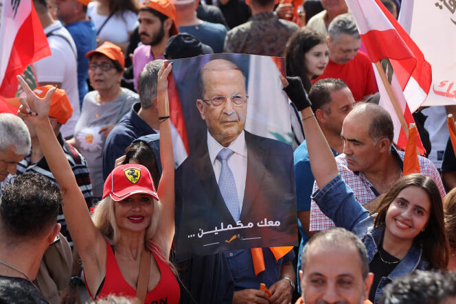 Aanhangers van de Libanese president, Michel Aoun, terwijl hij zich voorbereidt om het hoofdkwartier te verlaten aan het einde van zijn ambtstermijn, voor het presidentieel paleis in Baabda (Libanon), 30 oktober 2022. 