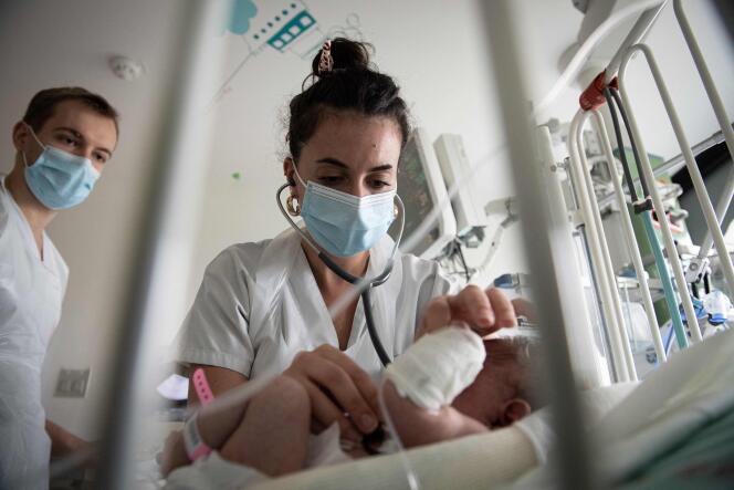 Un bébé hospitalisé en soins intensifs aux urgences pédiatriques de l’hôpital Robert-Debré, à Paris, le 28 octobre 2022.