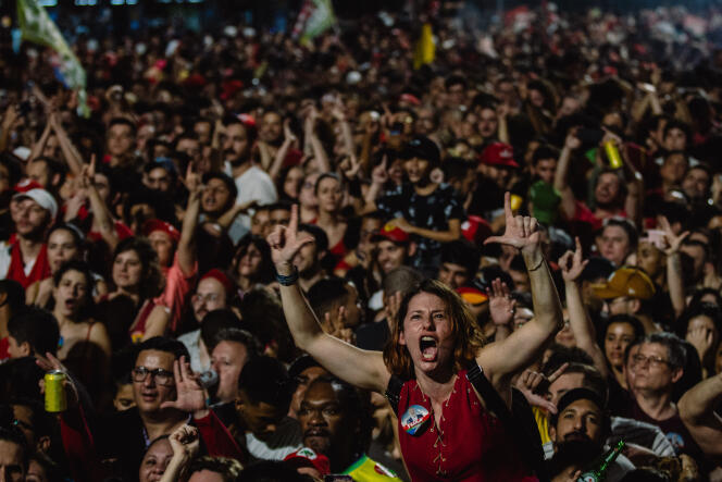 Partidarios celebran la victoria de Lula en las elecciones presidenciales de Brasil, en Sao Paulo, Brasil.