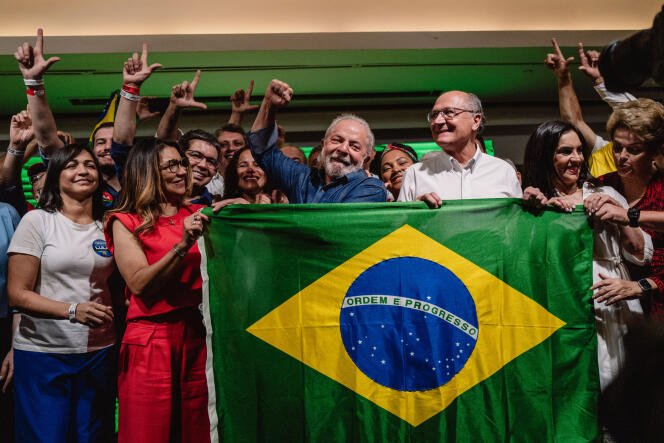 Luiz Inácio Lula da Silva, élu président du Brésil pour la troisième fois, s'adresse aux électeurs après avoir remporté la course présidentielle de 2022 à Sao Paulo, au Brésil.