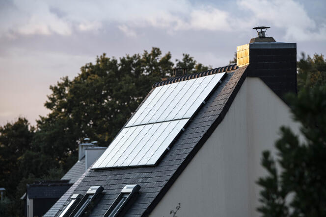 Des panneaux solaires sur le toit d’une maison, à Rennes, le 29 septembre 2022.
