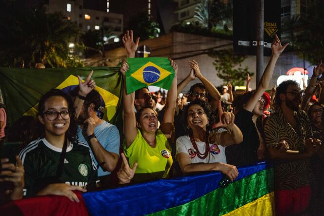 Los partidarios del presidente electo del Partido de los Trabajadores (PT) de izquierda, Luiz Inácio Lula da Silva, celebran la victoria de su candidato en la segunda vuelta de las elecciones presidenciales, en Sao Paulo, Brasil, el 30 de octubre de 2022.