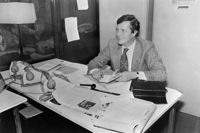 En esta foto tomada el 5 de noviembre de 1979, el periodista y escritor Philippe Alexandre asiste a una sesión de fotos en las oficinas de la radio RTL. 
