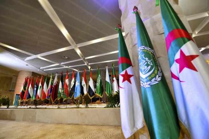 Les drapeaux des pays de la Ligue arabe au Centre de convention à Alger, le 30 octobre 2022.