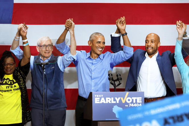 El expresidente Barack Obama en un mitin del candidato demócrata al Senado Mandela Barnes (derecha) en Milwaukee, Wisconsin, el 29 de octubre de 2022. A la izquierda está el gobernador demócrata Tony Evers que se postula para la reelección.
