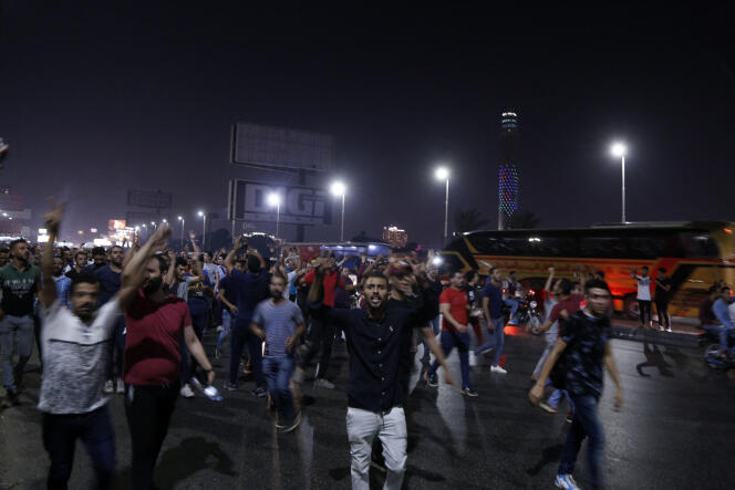 Des manifestants égyptiens appellent à la destitution du président Abdel Fattah Al-Sissi dans le centre-ville du Caire, le 20 septembre 2019.