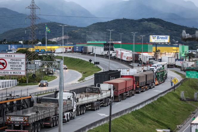 Des partisans du président brésilien Jair Bolsonaro, des routiers principalement, bloquent une autoroute à Palhoça, le 31 octobre 2022, pour protester contre sa défaite face à Lula.