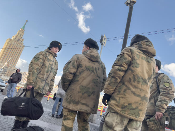 Des soldats russes sur la plate-forme ferroviaire avant de quitter Moscou pour Dzhankoy, en Crimée, le 24 octobre 2022.