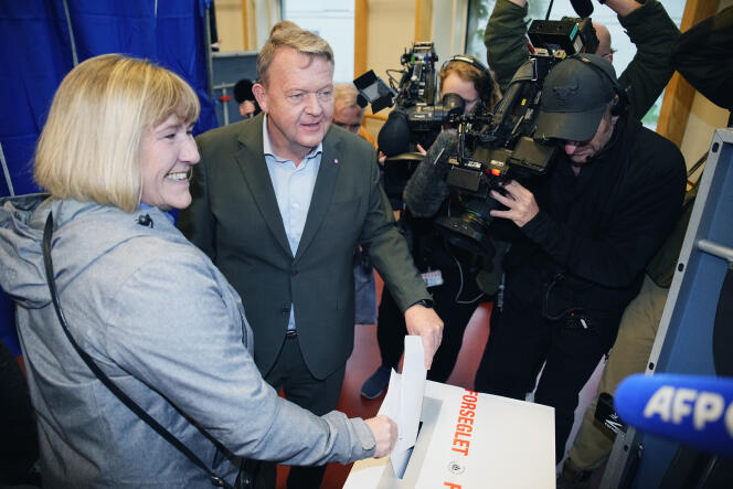 Lider Partii Centrum, Umiarkowani, Lars Lokke Rasmussen, głosuje w wyborach parlamentarnych w Kopenhadze, 1 listopada 2022 r.