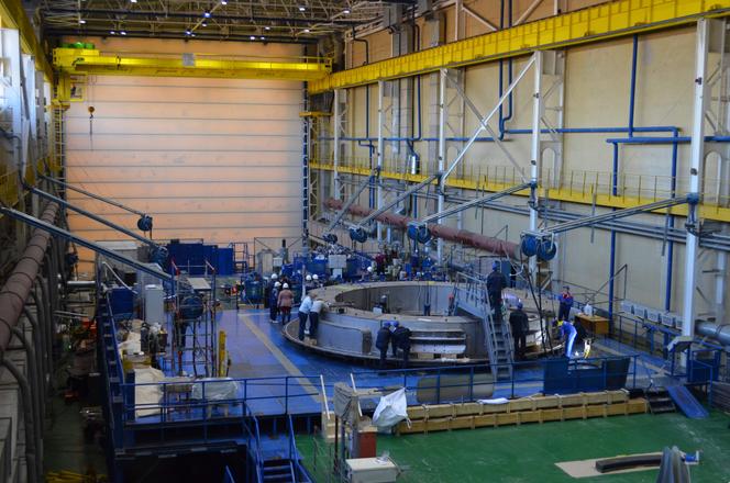 Il 23 settembre 2020, i lavoratori assemblano una bobina di campo poloidale che verrà utilizzata per confinare il plasma presso il reattore sperimentale termonucleare internazionale (ITER) a San Pietroburgo, in Russia.