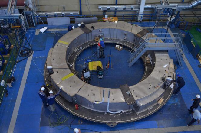 L’aimant, de 9 mètres de diamètre pour 200 tonnes, lors de son assemblage à Saint-Pétersbourg, en septembre 2020.