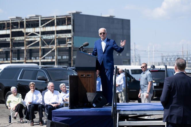 Le président américain Joe Biden présente un plan de lutte contre le réchauffement climatique sur l'ancien site de la centrale au charbon de Brayton Point à Somerset, Massachusetts, le 20 juillet 2022.
