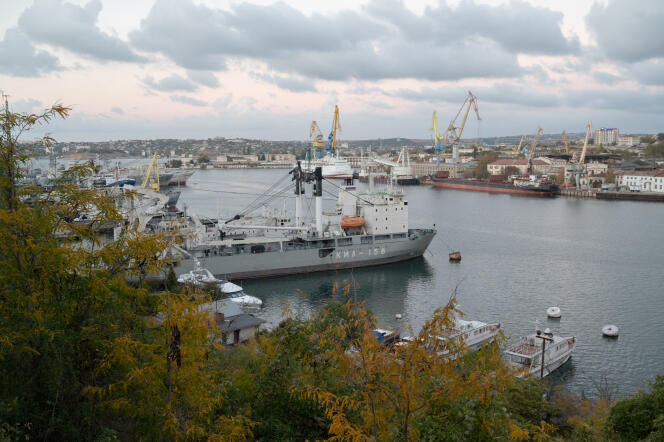 Un barco militar en la bahía de Yuzhnaya, en Sebastopol, Crimea, el 27 de octubre de 2022.