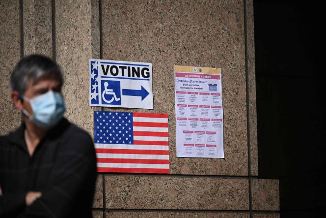 Un homme à l’extérieur d’un bureau de vote pendant le vote anticipé à Los Angeles (Californie), le 1er novembre 2022.