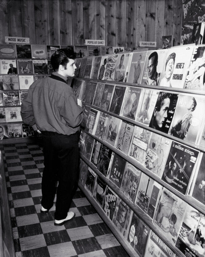 Elvis Presley (ici, en 1957, dans un magasin de musique de Memphis) fait partie des artistes cités par Bob Dylan dans son livre.