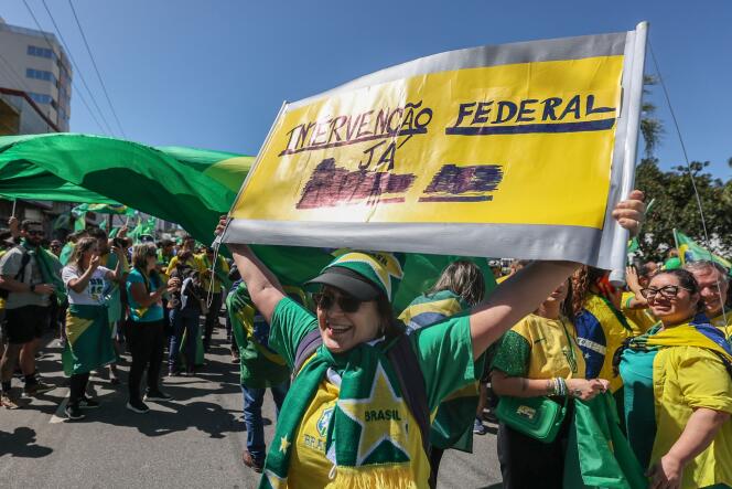 I sostenitori del presidente brasiliano Jair Bolsonaro, sconfitto alle elezioni presidenziali, chiedono l'intervento dell'esercito davanti al 63° reggimento di fanteria, a Estreto, nello stato di Santa Catarina (Brasile), il 2 novembre 2022. 
