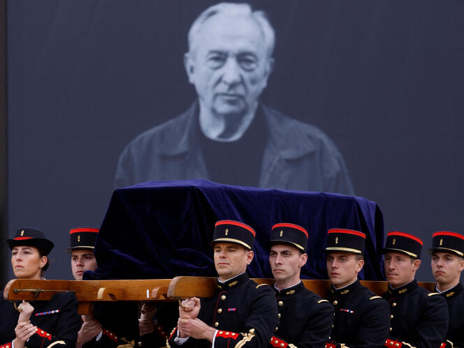 Des gardes républicains portent le cercueil de Pierre Soulages,  le 2 novembre 2022, lors d’une cérémonie d’hommage au Musée du Louvre, à Paris.