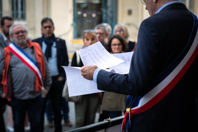 Une cinquantaine d’élus du Calvados rassemblés devant la préfecture de Caen pour alerter sur leurs difficultés à payer les factures d’énergie de leurs collectivités, le 28 octobre 2022.