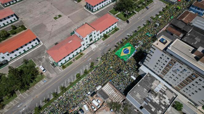 I sostenitori del presidente brasiliano Jair Bolsonaro, sconfitto alle elezioni presidenziali, chiedono l'intervento dell'esercito davanti al 63° reggimento di fanteria, a Estreto, nello stato di Santa Catarina (Brasile), il 2 novembre 2022.