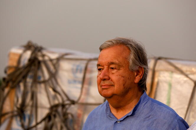 Le secrétaire général des Nations unies, Antonio Guterres, apporte de l’aide humanitaire, après les pluies et les inondations meurtrières de la mousson, à Karachi, au Pakistan, le 10 septembre 2022. 