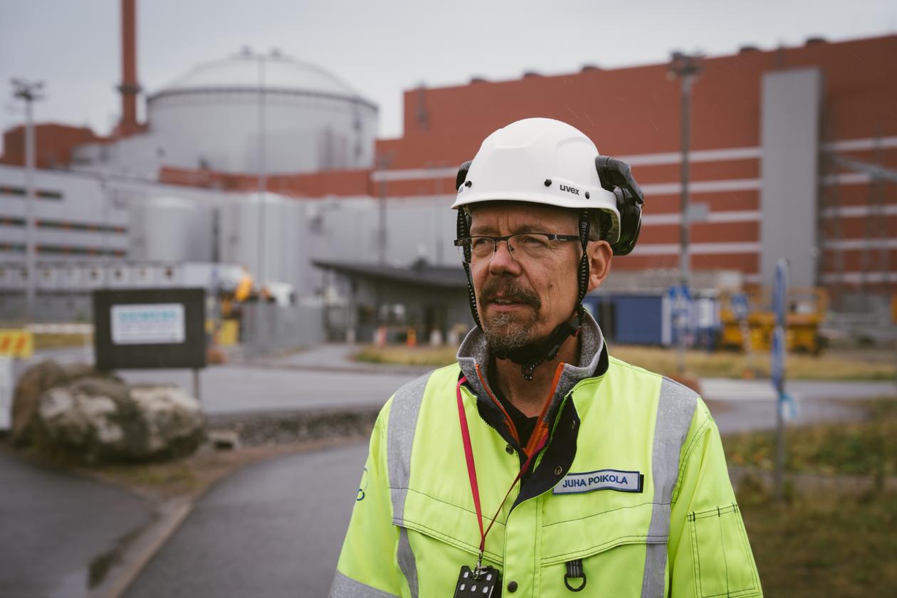 Juha Poikola, directeur des relations publiques de Teollisuuden Voima Oyj, devant le nouveau réacteur nucléaire Olkiluoto 3, en Finlande, le 27 septembre 2022. 