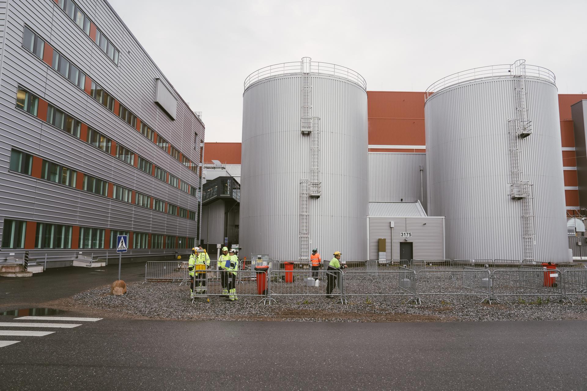 Travailleurs de la centrale nucléaire d’Olkiluoto devant le réacteur Olkiluoto 3, en Finlande, le 27 septembre 2022.