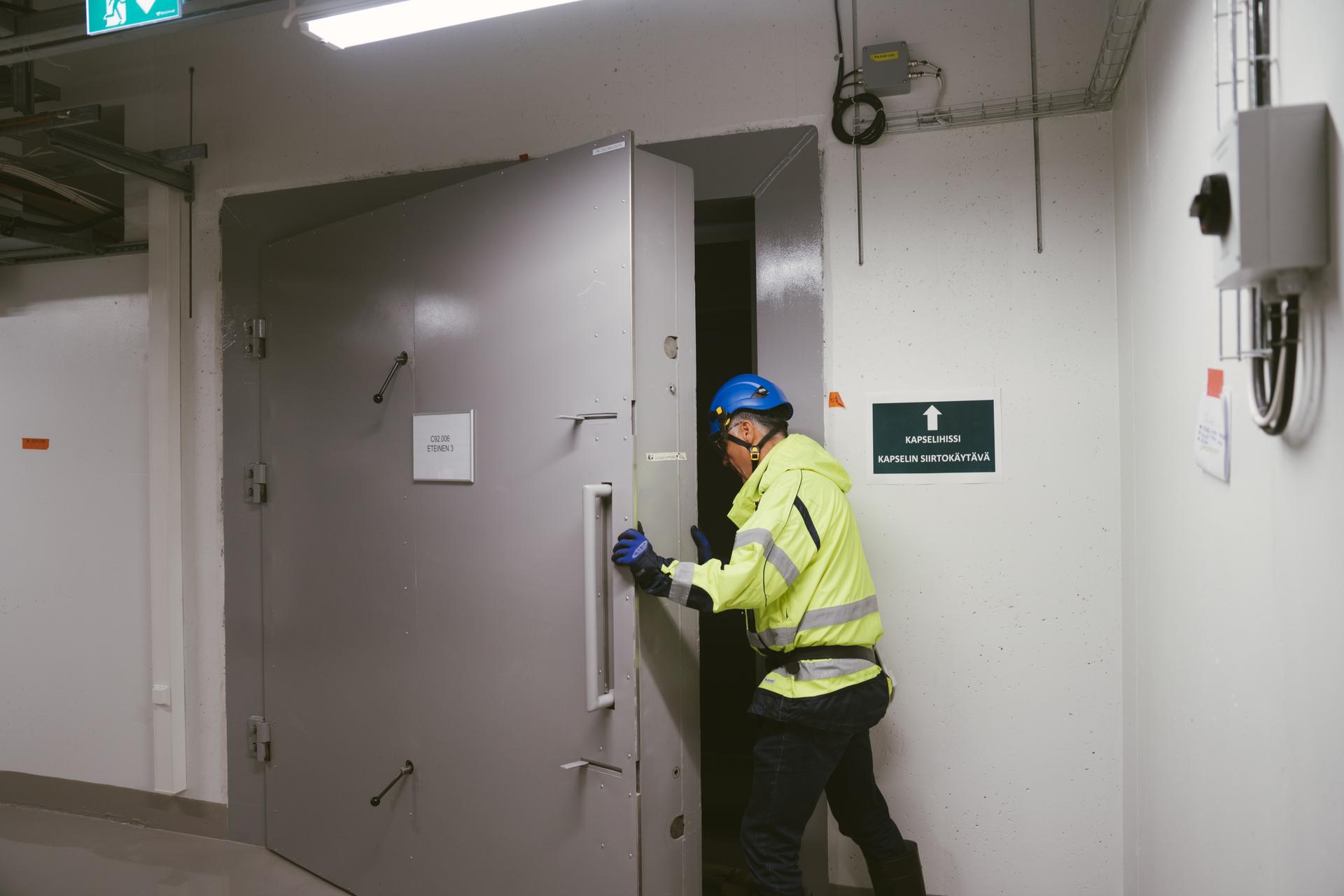 Pasi Tuohimaa, responsable de la communication et des relations avec les entreprises chez Teollisuuden Voima Oyj, montre l’usine d’encapsulation, à Olkiluoto, le 27 septembre 2022.