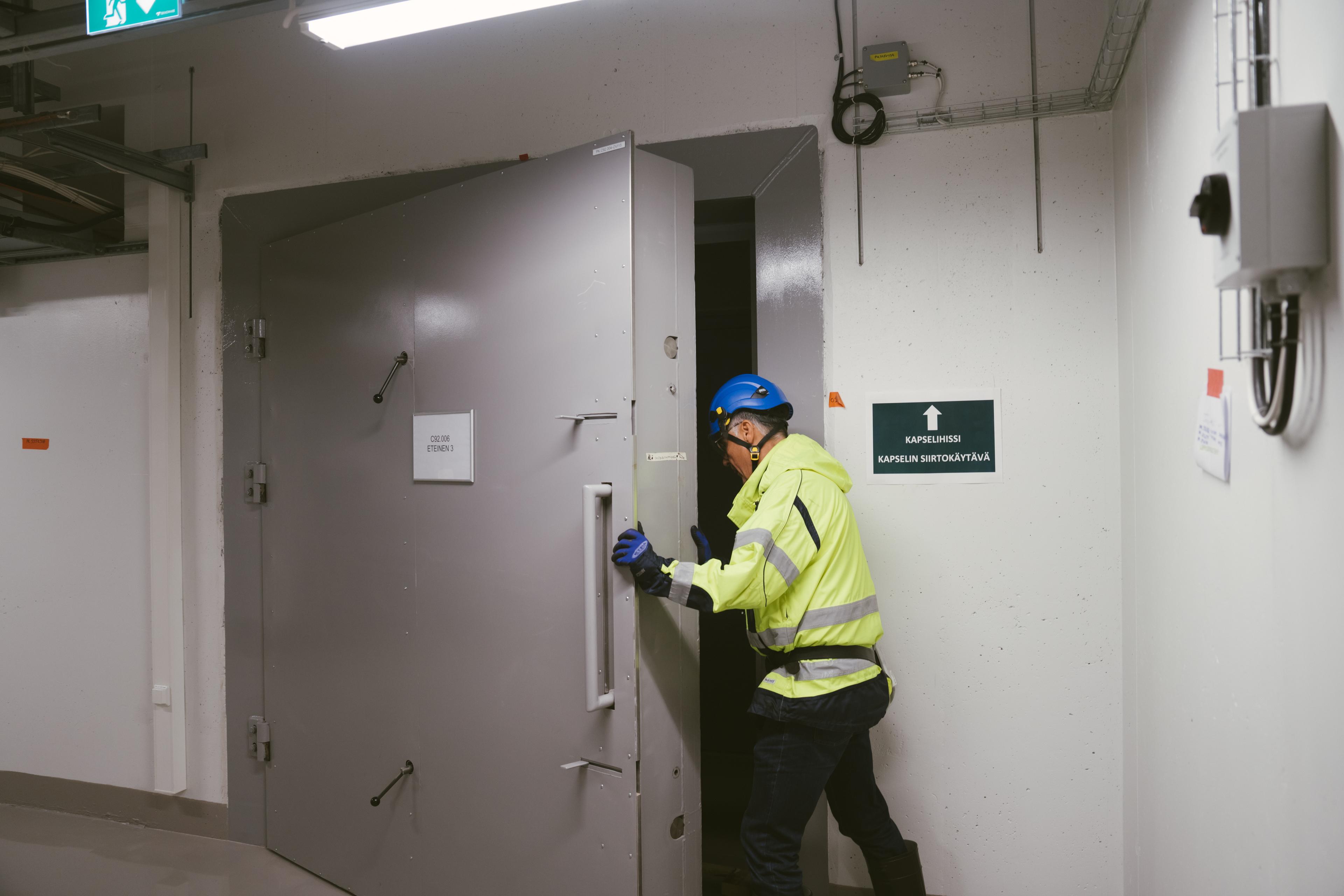 Pasi Tuohimaa, responsable de la communication et des relations avec les entreprises chez Teollisuuden Voima Oyj, montre l’usine d’encapsulation, à Olkiluoto, le 27 septembre 2022.