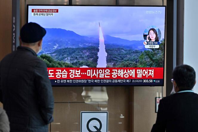 Een televisieprogramma waarschuwt mensen voor een Noord-Koreaanse schietpartij op een treinstation in Seoel op 2 november 2022. 