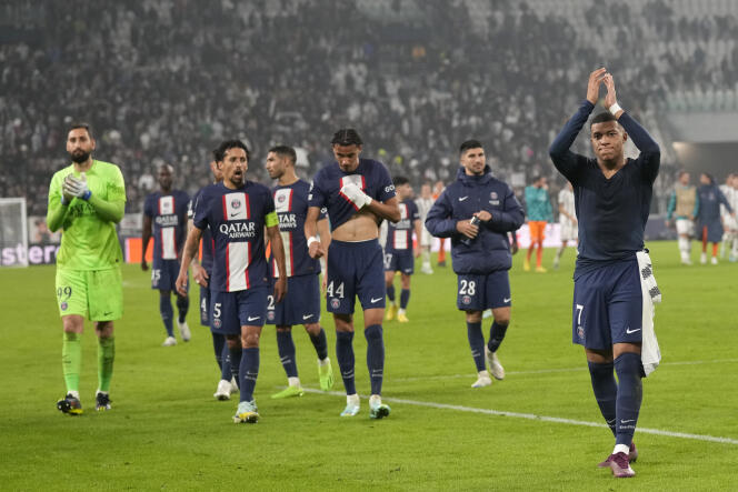 Kylian Mbappé (right) and his teammates at the end of the Champions League match between Juventus Turin and PSG on November 2, 2022, in Turin (Italy).