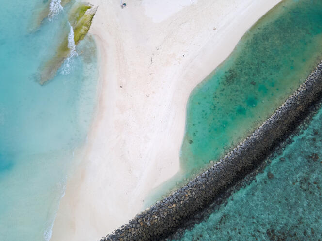 Les autorités de l’île de Felidhoo (Maldives), touchée par l’érosion de ses côtes, ont recours à des digues en pierre, mais également à des sacs géotextiles pour lutter contre la montée des eaux et l’érosion. Des techniques aux résultats relativement mitigés.  