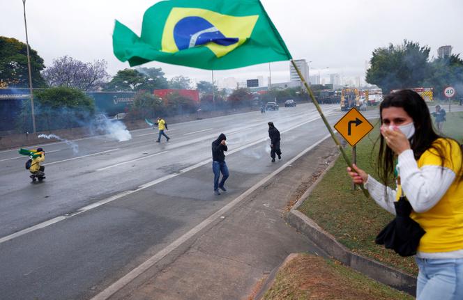 Des partisans de Jair Bolsonaro dispersés à l’aide de grenade lacrymogènes à un barrage routier de Barueri, dans l’Etat de Sao Paulo, le mercredi 2 novembre. 