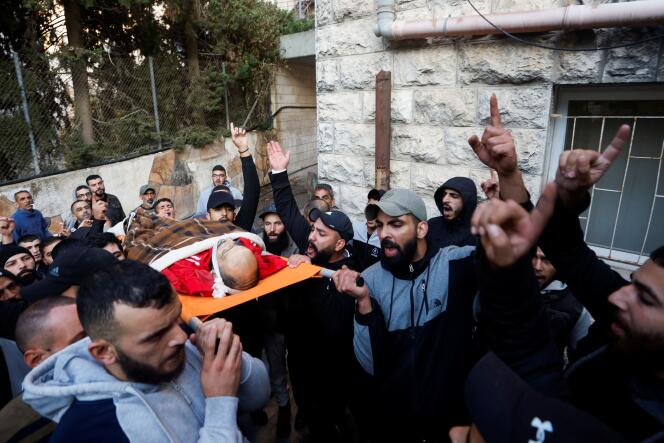 El cuerpo de Daoud Rayan, un palestino asesinado el miércoles por las fuerzas israelíes cuando embestía un puesto de control en Cisjordania, fue transportado por las calles de Beit Duqqu, una ciudad al norte de Jerusalén.