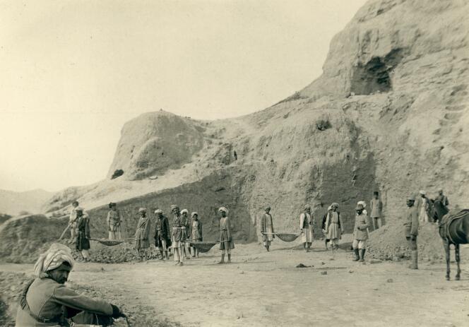 Fouille du Stupa de Top-e Rostam, en Afghanistan, à Balkh. Photographie d’Alfred Foucher, 1924. 