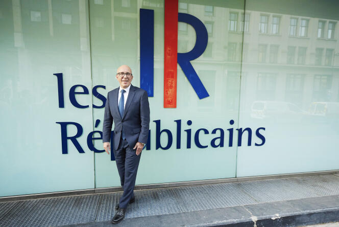 Eric Ciotti dépose ses parrainages pour la présidence du parti Les Républicains au siège des Républicains à Paris, le 2 novembre 2022.