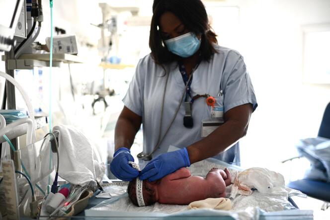 Une infirmière s’occupe d’un nouveau-né, au service maternité d’un hôpital, à Paris, le 29 juin 2022. 