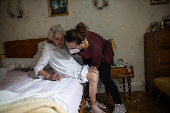 Une auxiliaire de vie au domicile d’une personne âgée dépendante, le 6 avril 2020, à Paris.
